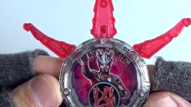 罗布变身水晶实物开箱酷炫展示!"机械赛罗水晶"