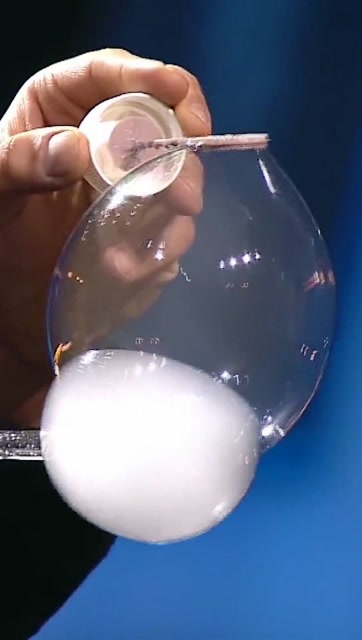 吹泡泡魔术表演