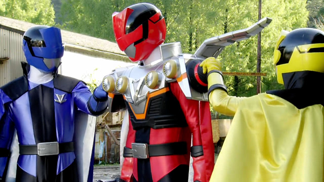 快盗战队鲁邦红变身为最强的超级形态,实力碾压神秘的冰块怪