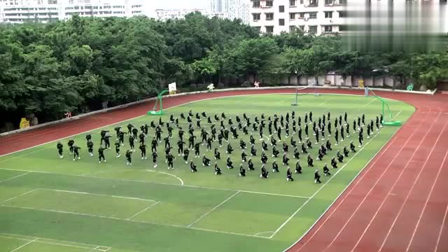 小学生跳鬼步舞,整齐有序活力四射,勾起童年回忆