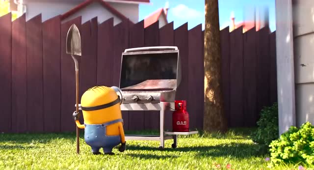 小黄人修剪草坪,果真状况不间断.