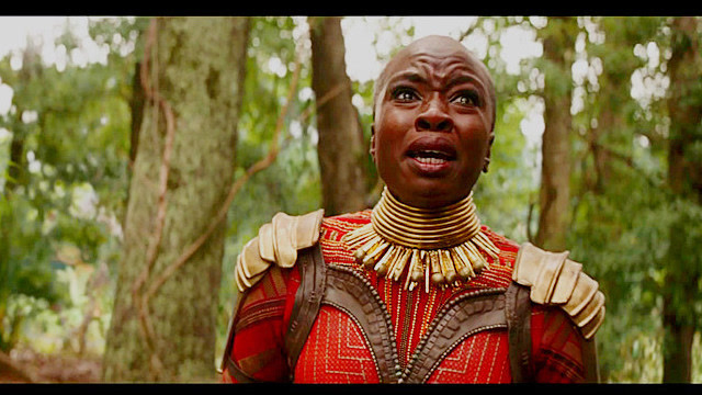 看到国王黑豹突然变成了灰尘,女将军以为自己见到鬼了,哭得好难看