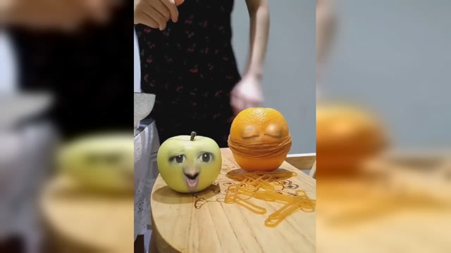 苹果你就别嘚瑟了,橙子在一边静静的看你被榨汁