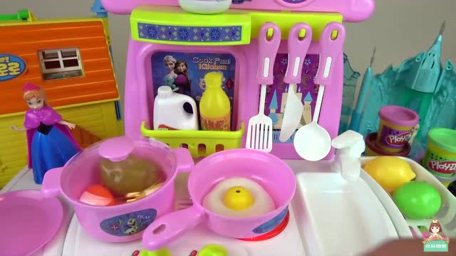 芭比娃娃过家家玩具 在厨房制作美味的早餐