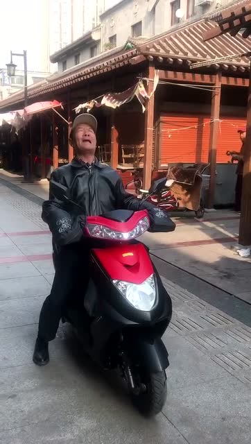 网络红人天津大爷王金锁,一首《山里的思念》,连谢军都自叹不如!