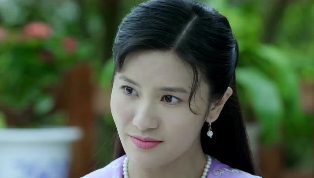 《喋血长江》向小寒不辱爷爷的使命当起了媒婆,极力劝说五月主动