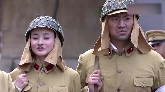 八路军假扮鬼子军官,一顿欺压小汉奸,旁边姑娘都快憋不住笑了