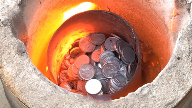 老外作死再升级!上演真实版"烧钱",场面巨震撼!