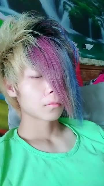 葬爱家族杀马特自拍,小伙子你是不是舌头有问题,哈哈!