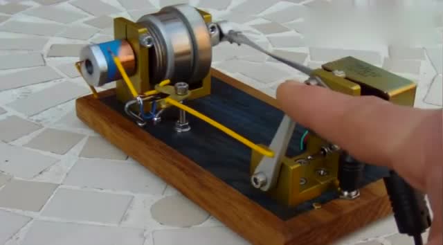 自制了一个小发动机,你能看懂原理吗?