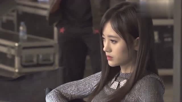 鞠婧祎凌晨一点拍完mv又拍电视剧,下车后感觉整个人都是懵的!