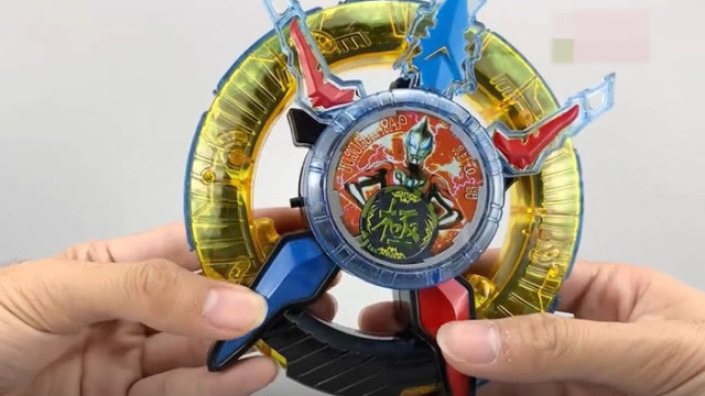 趣味变形玩具,一起玩罗布奥特曼的光轮,超帅气!