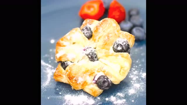 老外教你用新鲜蓝莓制作蓝莓千层酥