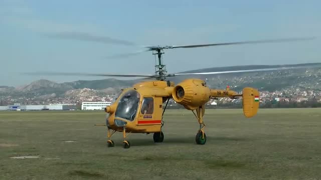 卡莫夫卡-26直升机在草坪上试飞准备