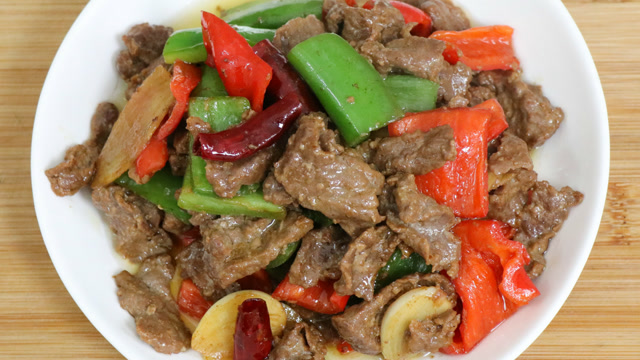 青红椒炒牛肉,嫩滑鲜香,原来有诀窍,学会了受用终身