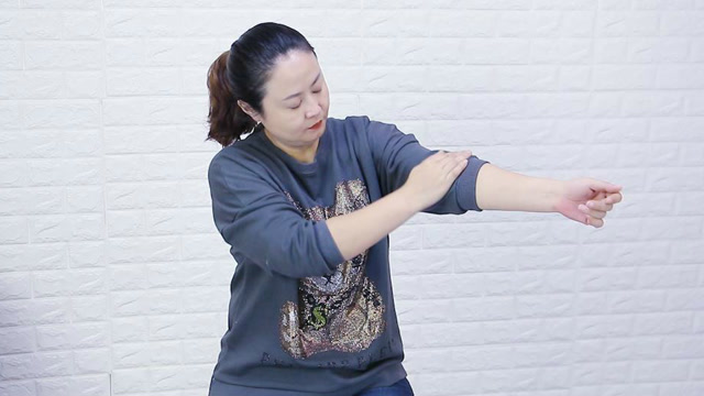 心脏不适莫要慌,每天拍打手臂10分钟,排出堆积老旧"废物"