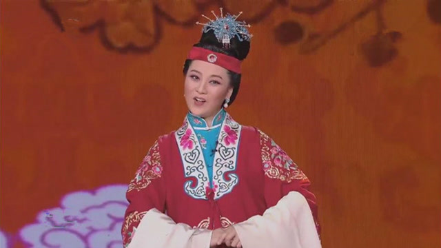 黄梅戏演员何云演唱越剧《碧玉簪》选段,饰演婆婆太到位