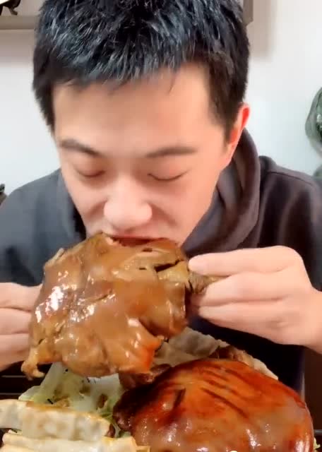 哥们吃大肘子,看着就过瘾,大口吃的真带劲!一个字,香!