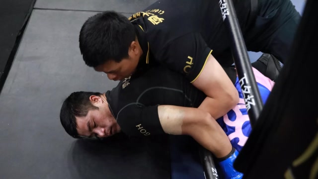 不到1分钟 火哥帅旗连续顶膝将对手顶出拳台 裁判赶紧救人