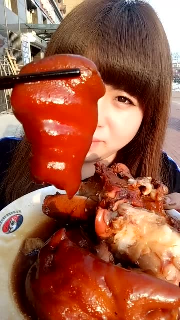 大姐街头吃大肘子,厚厚肥肥,上面都冒着油光!