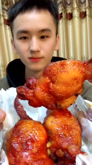 帅气小哥吃鸡翅包饭,这年头做吃播,还要求颜值吗