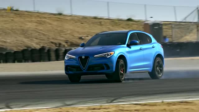 最佳驾驶汽车竞争者- 2018阿尔法罗密欧stelvio q4四福格利奥