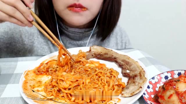 吃货小姐姐,吃火鸡面,配上培根和辣泡菜,吃得太香了