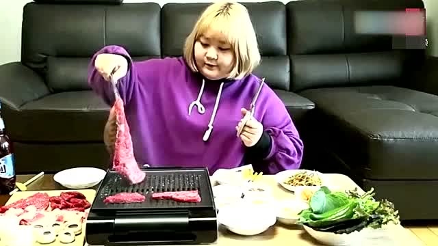 韩国胖妞吃烤肉,看得我饿的猛咽口水