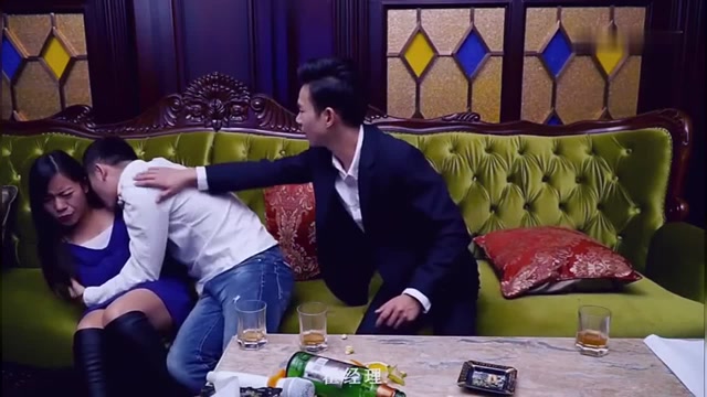 未婚妻在ktv当服务员遭到客户骚扰,丈夫忍不住将他暴打一顿!