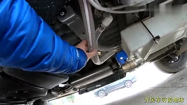 房车灰水箱怎么排放废水?小伙不满意,决定去买根排污管!