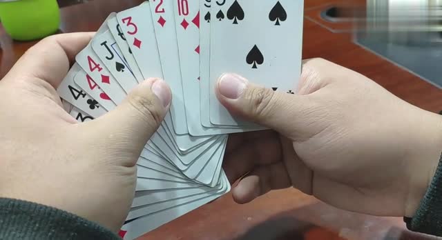 小伙拿到一手烂牌,灵机一动,把地主整的明明白白的!