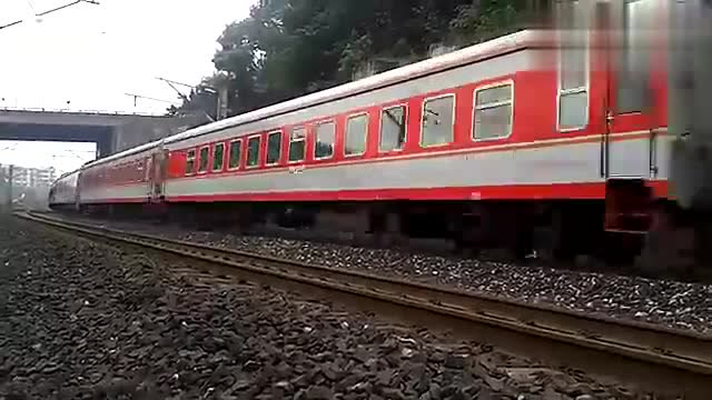 贵阳开往北京西的k508次列车快速通过重庆段弯道