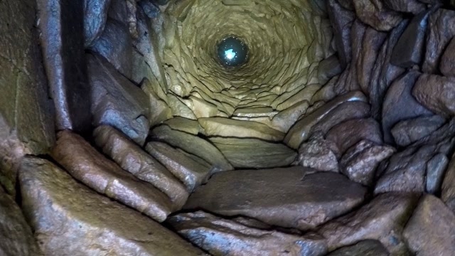 幽暗深邃的水井底部有什么?国外小伙用摄像机拍摄,一起来了解下