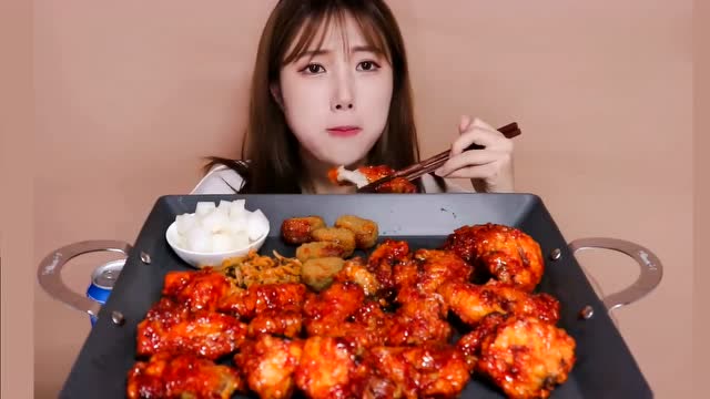 韩国美少女吃播:满满一盘的蜜汁炸鸡,看得我口水都流出来了!