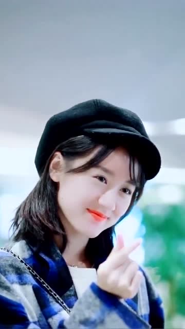 袁冰妍现身上海,小姐姐甜甜的比心,快来感受一下哦!