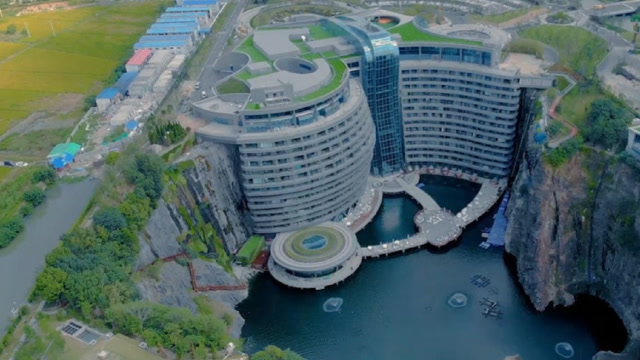 中国地下深坑酒店16层在坑内2层在水下堪称地下工程奇迹