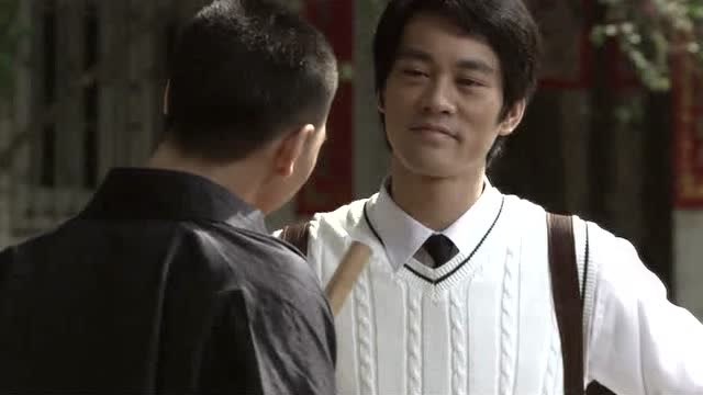 李小龙和黄皮小子比武直接将黄皮小子打翻在地惊动武馆老师傅
