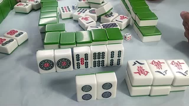 达人麻将就剩下一二筒可以胡了,小伙心生妙计不过却棋差一招