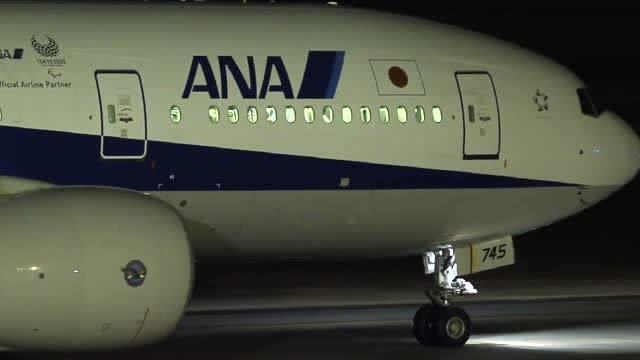 ana日本航空波音777-281飞机牵引推出,准备夜间启航