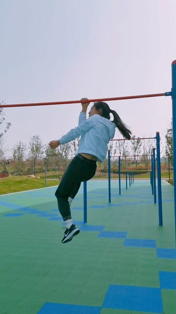 女生也能玩单手引体向上