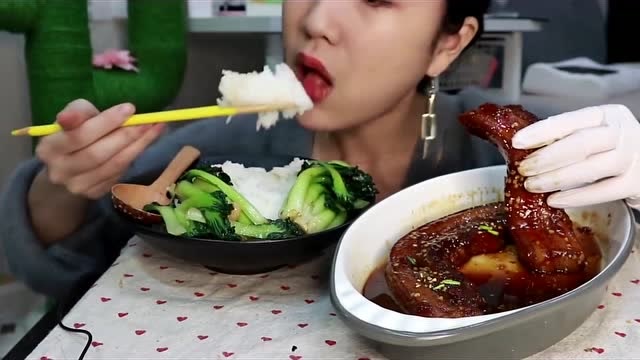大胃王:小姐姐吃整块红烧肉,大口吃肉的女孩最性感,反正我吃不下