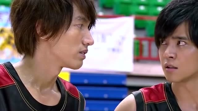 篮球火:比赛正进行,对方球队的教练突然走到烽火狼休息区,搞事情