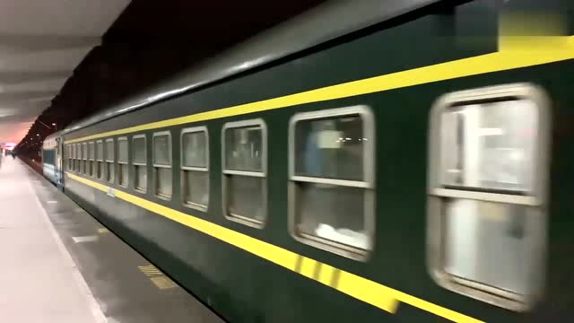 少见!韶山8b-2000型001号机车牵引临客25b大列进站,全国仅2台!