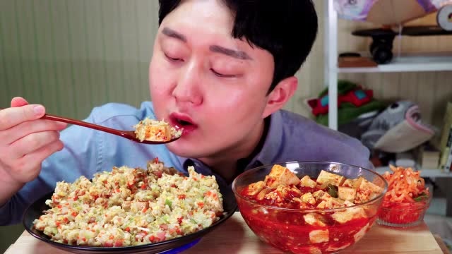 韩国呆哥狂吃辣酱豆腐配炒饭,卖相诱人隔着屏幕都让人垂怜三尺