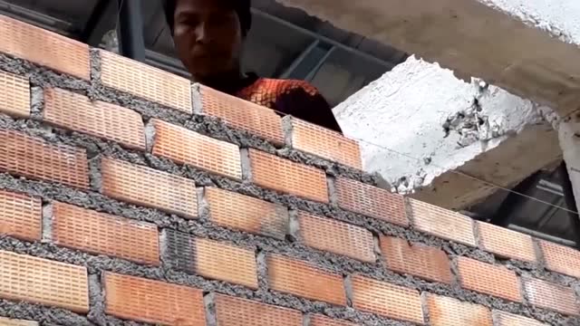 九十元请的砌墙工人盖房子,活干一半发现不对