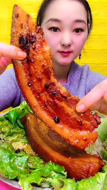 美女吃五花肉,大口大口吃不停, 非常美味