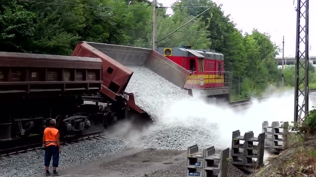 重建铁路,火车上的砂石是怎么倾倒下来的呢