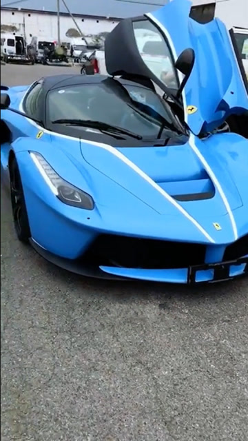 贾乃亮的冰蓝色法拉利停靠街头,看来是要换新车了