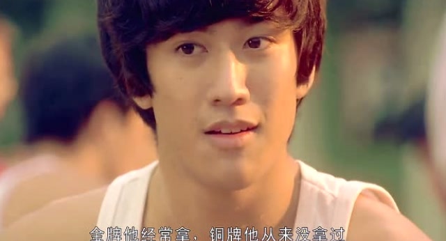 这也算小男孩的人生巅峰啊,身边的妹子这么美,还说嫌弃女人太麻烦