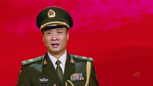 阎维文一身军装领唱《永远的篝火》,唱得深入人心